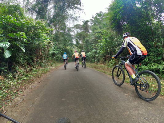 Hanoi Cycle to Bat Trang Ceramic Village & Dong Ho Paiting Village – 1 Day