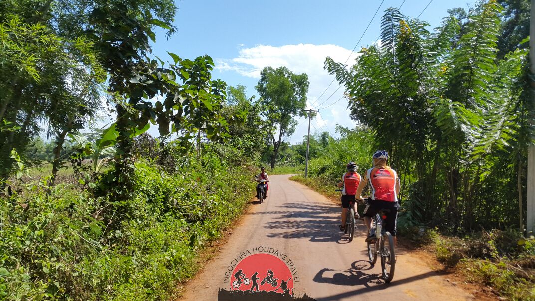 Hanoi Cycling To Perfume Pagoda – 1 Day