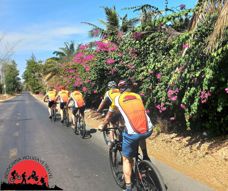 Hanoi Cycle to Bat Trang Ceramic Village & Dong Ho Paiting Village – 1 Day